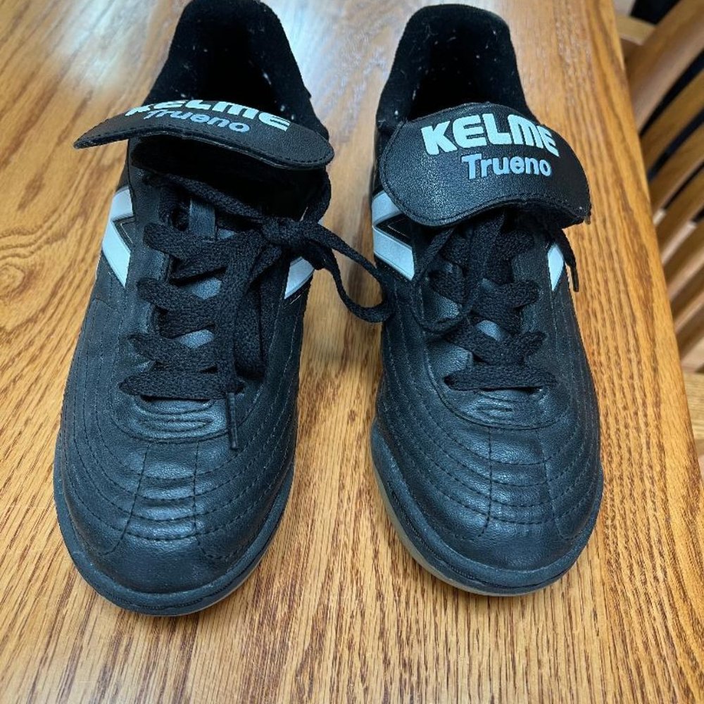 KELME INDOOR SOCCER SHOES.